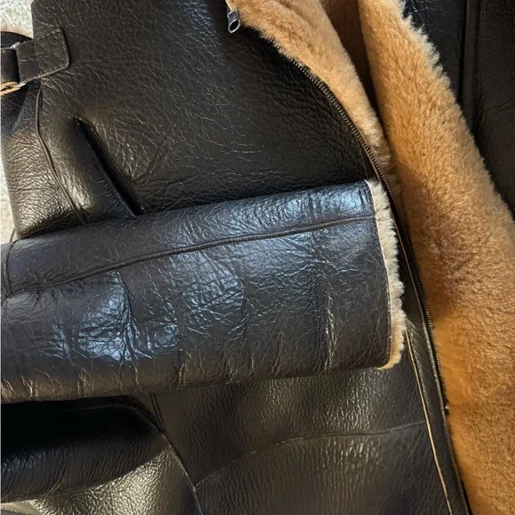 Elegant Black and Tan Shearling Leather Jacket - Picture 13 of 15
